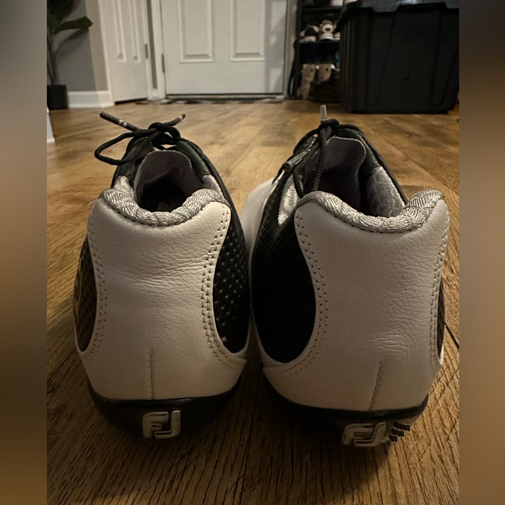 Brand New Women’s FootJoy DNA Golf Spikes Shoes - black and white, size 7.5 - Picture 3 of 5